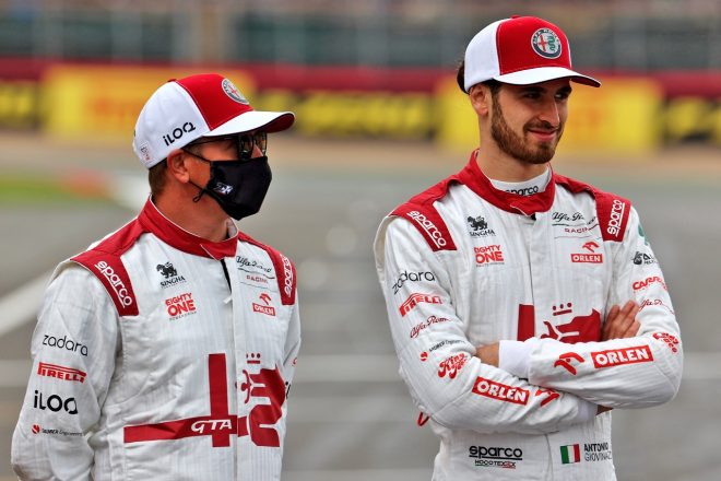 2021年F1第10戦イギリスGP　キミ・ライコネンとアントニオ・ジョビナッツィ（アルファロメオ）