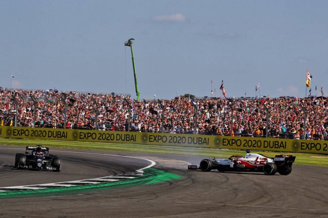 接触してスピンするライコネンさんの横を駆け抜ける角田くん