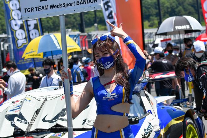 WedsSport Racing Galsの宮本りおさん。レースクイーンも炎天下のグリッドなど、非常に過酷。薄着だから涼しいわけではない。