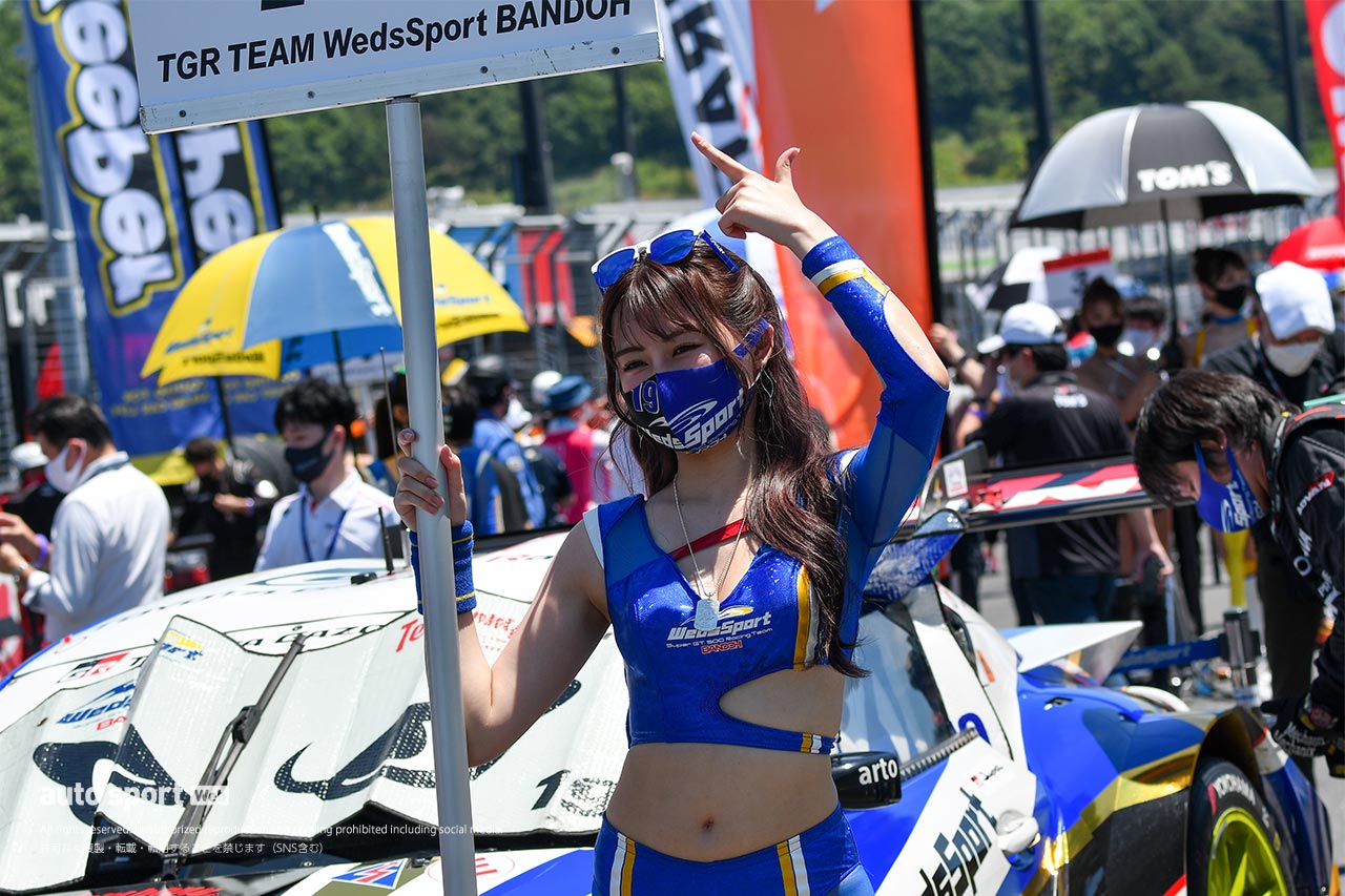 WedsSport Racing Galsの宮本りおさん。レースクイーンも炎天下のグリッドなど、非常に過酷。薄着だから涼しいわけではない。