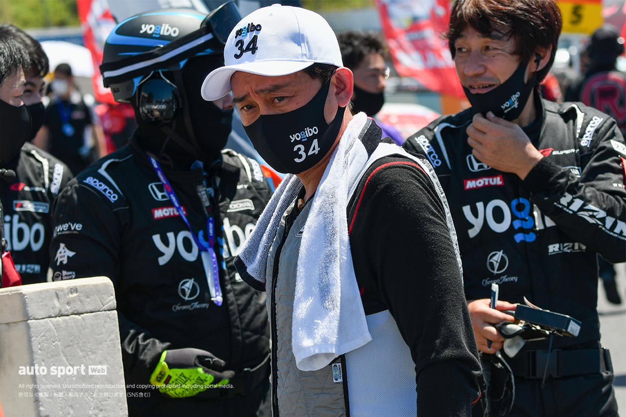 Yogibo NSX GT3の道上龍。GT500は全車シートとヘルメット内を冷やすエアコン装備だが、GT300はエアコン、もしくはクールスーツを使用する。