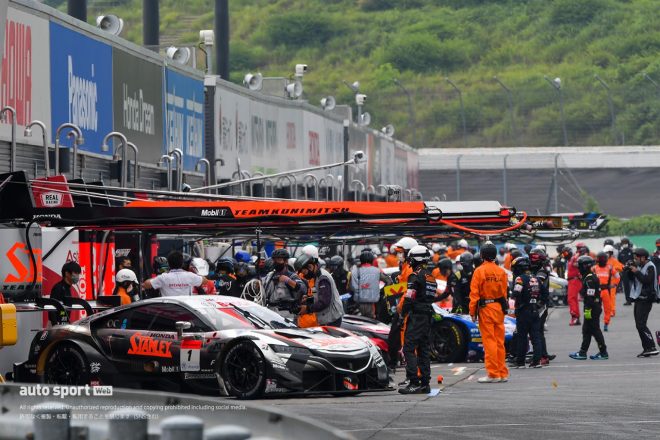 給油があるスーパーGT、スーパー耐久ではピットレーンでの作業時は耐火スーツが義務づけられる。