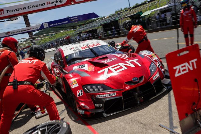 メカニックも耐火スーツ着用で作業を行わなければならない。真夏のレースは過酷だ。