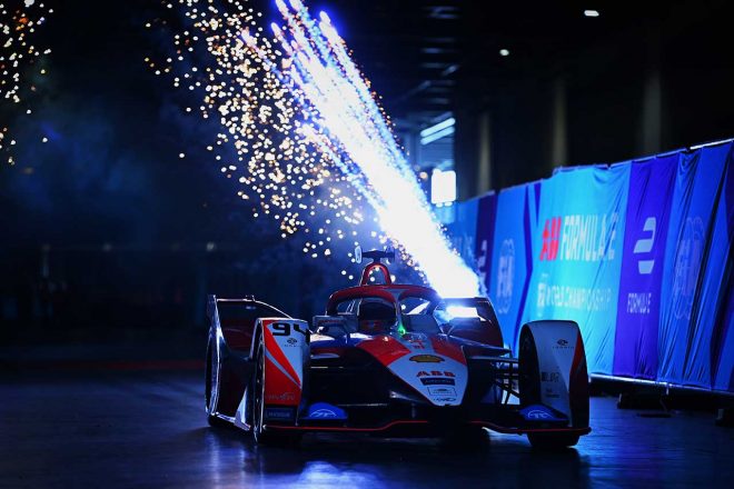 フォーミュラE初優勝を飾ったアレックス・リン（マヒンドラ・レーシング）