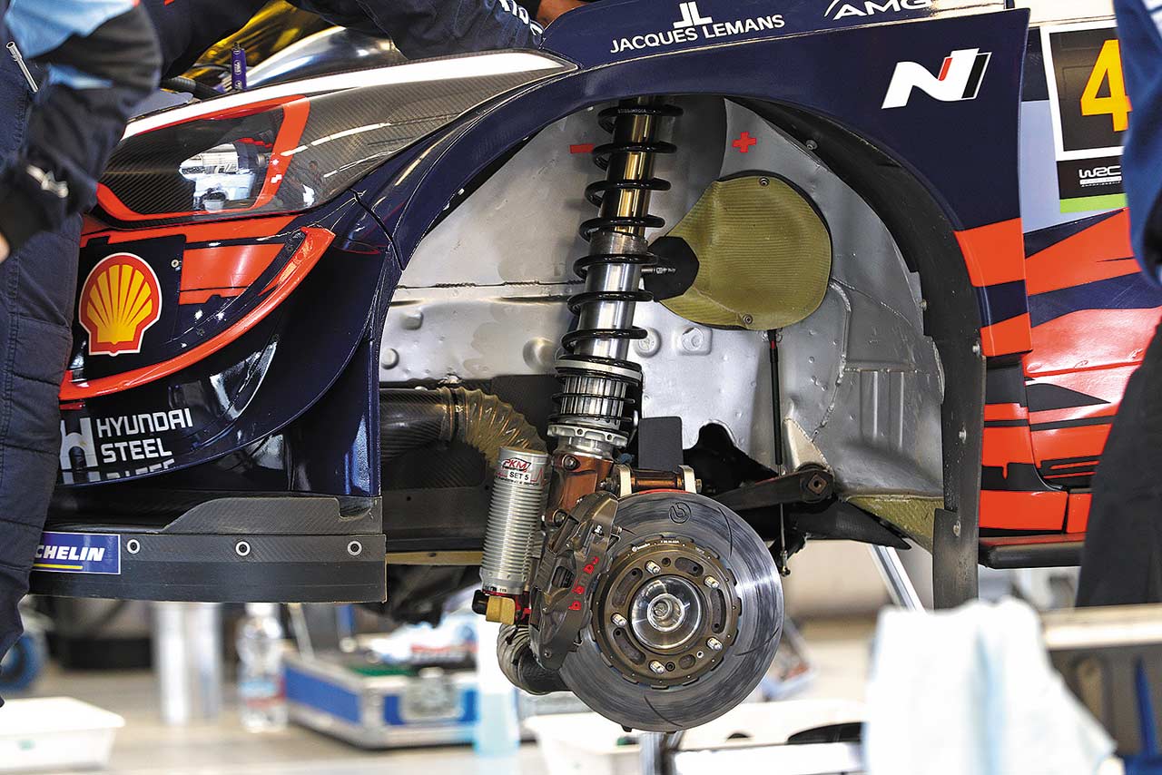 グラベル仕様のフロント足回り。サスペンションストロークが長い