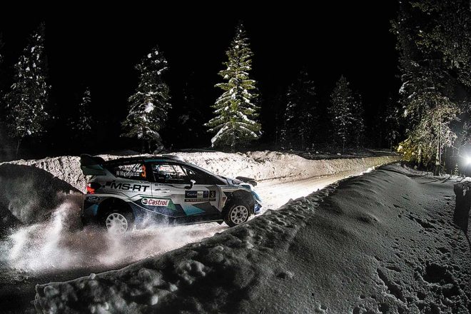 夜間、雪のなかを走るWRカー。雪上でも、結構なスピードが出る