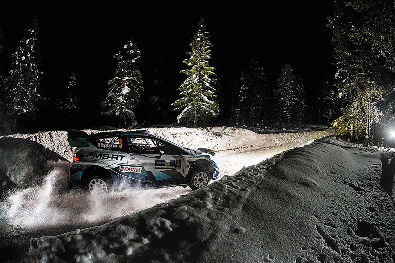 夜間、雪のなかを走るWRカー。雪上でも、結構なスピードが出る