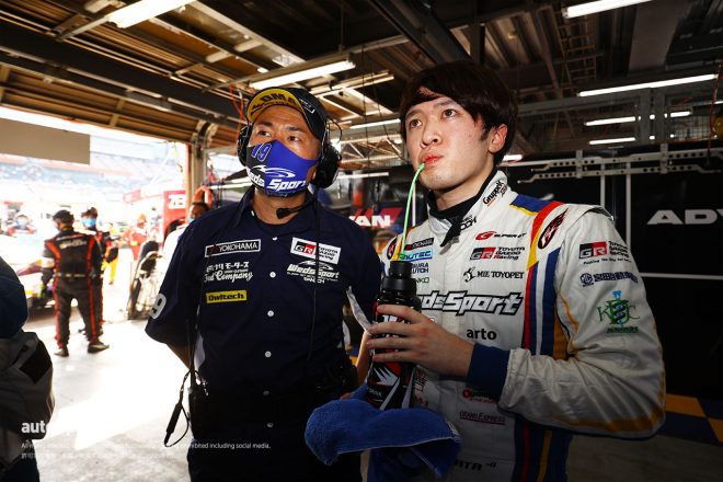 Q2終了直後、タイミングモニターを見つめる宮田莉朋と坂東正敬監督