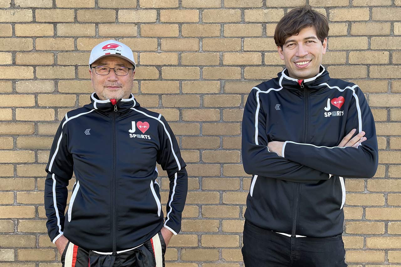 J SPORTSでWEC中継の実況を務めるサッシャさん（写真右）と、国内外で精力的に取材活動をするモータースポーツジャーナリストの高橋二朗さん（写真左）