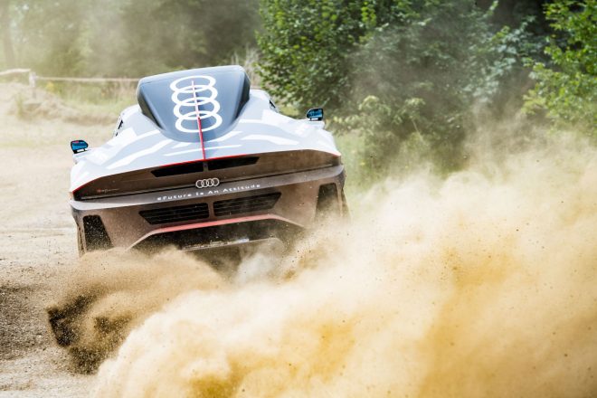 アウディRS Q e-tronは、前後に配置された2基のモーターで駆動する電動車だ