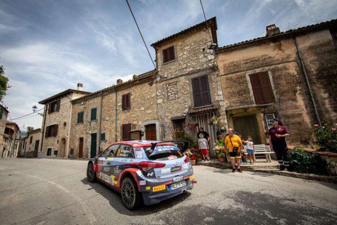 レグ1で首位を奪ったアンドレア・クルニョーラ（ヒュンダイi20 R5／Hyundai Rally Team Italia）