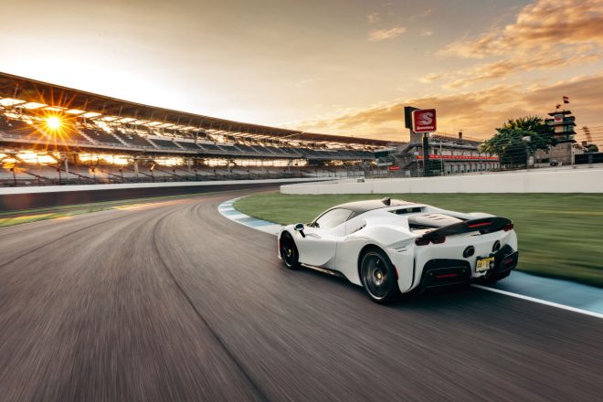 インディアナポリス・モータースピードウェイのロードコースで1分29秒625のラップレコードを樹立したフェラーリSF90ストラダーレ・アセット・フィオラーノ