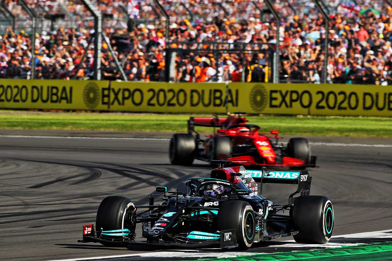 2021年F1第10戦イギリスGP　シャルル・ルクレール（フェラーリ）を追い抜き逆転勝利を飾ったルイス・ハミルトン（メルセデス）
