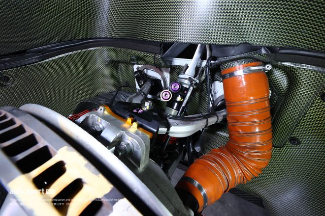 ダブルウィッシュボーンのフロントサスペンション