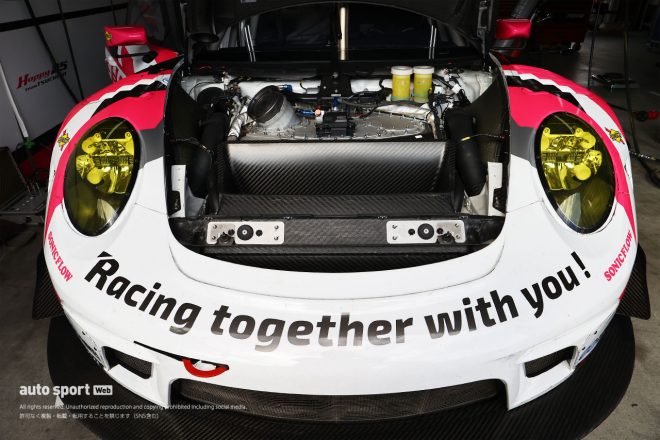 炭素繊維強化プラスチック（CFRP）のフロントフードの内部はシンプルかつスッキリとした印象