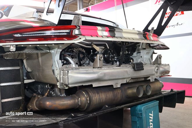 リヤバンパーを外すと、4リッター水平対向エンジンの搭載位置の低さがよくわかる。