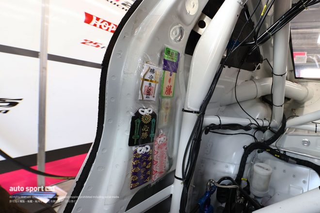 コックピット内部には複数の“お守り”が貼られている。