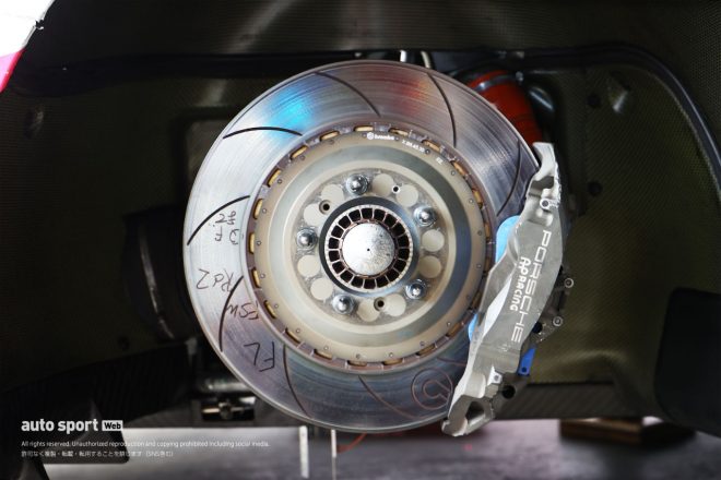 フロントは対向6ピストン式アルミニウム製モノブロックレーシングブレーキキャリパー