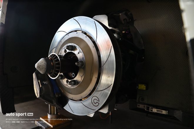 リヤは対向4ピストン式アルミニウム製モノブロックレーシングブレーキキャリパー