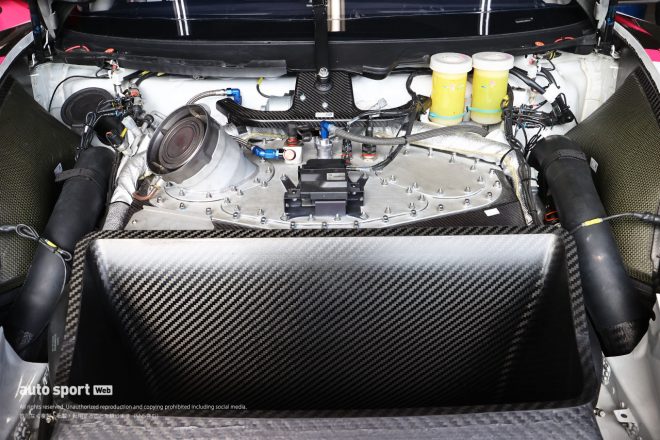 約120リッターのFT3安全燃料タンクは左右からの給油が可能。