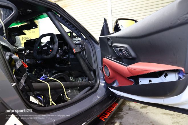 ドアの内側にはこの車両がロードカーであった名残が