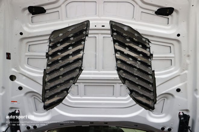 ボンネットは市販品を穴あけ加工し、網を貼り付けている。裏側から覗くと“手作り”であることを強く感じさせる