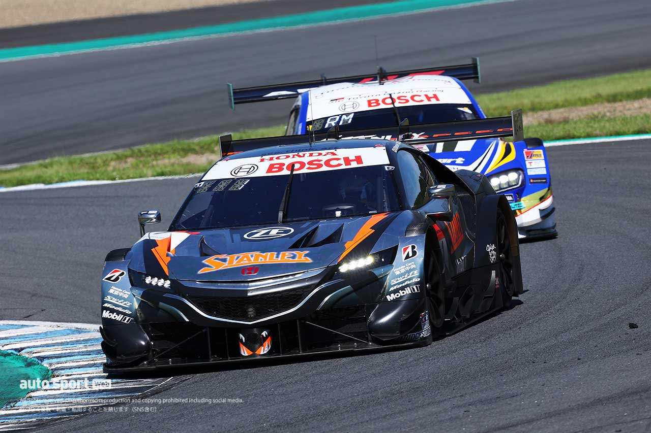2021スーパーGT第4戦もてぎ　山本尚貴（STANLEY NSX-GT）と宮田莉朋（WedsSport ADVAN GR Supra）のトップ争い