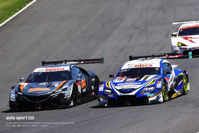 2021スーパーGT第4戦もてぎ　STANLEY NSX-GT牧野任祐をオーバーテイクするWedsSport ADVAN GR Supra国本雄資