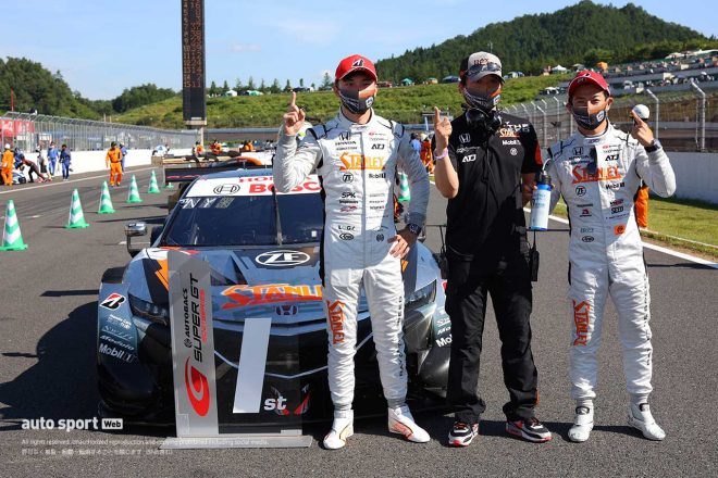 2021スーパーGT第4戦もてぎ　GT500クラスを制したSTANLEY NSX-GTの牧野任祐／小島一浩監督／山本尚貴