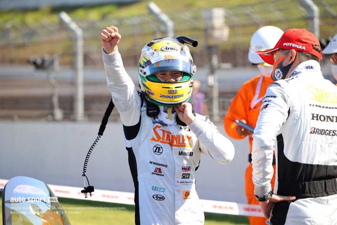 2021スーパーGT第4戦もてぎ　レース直後に喜びを見せる山本尚貴（STANLEY NSX-GT）