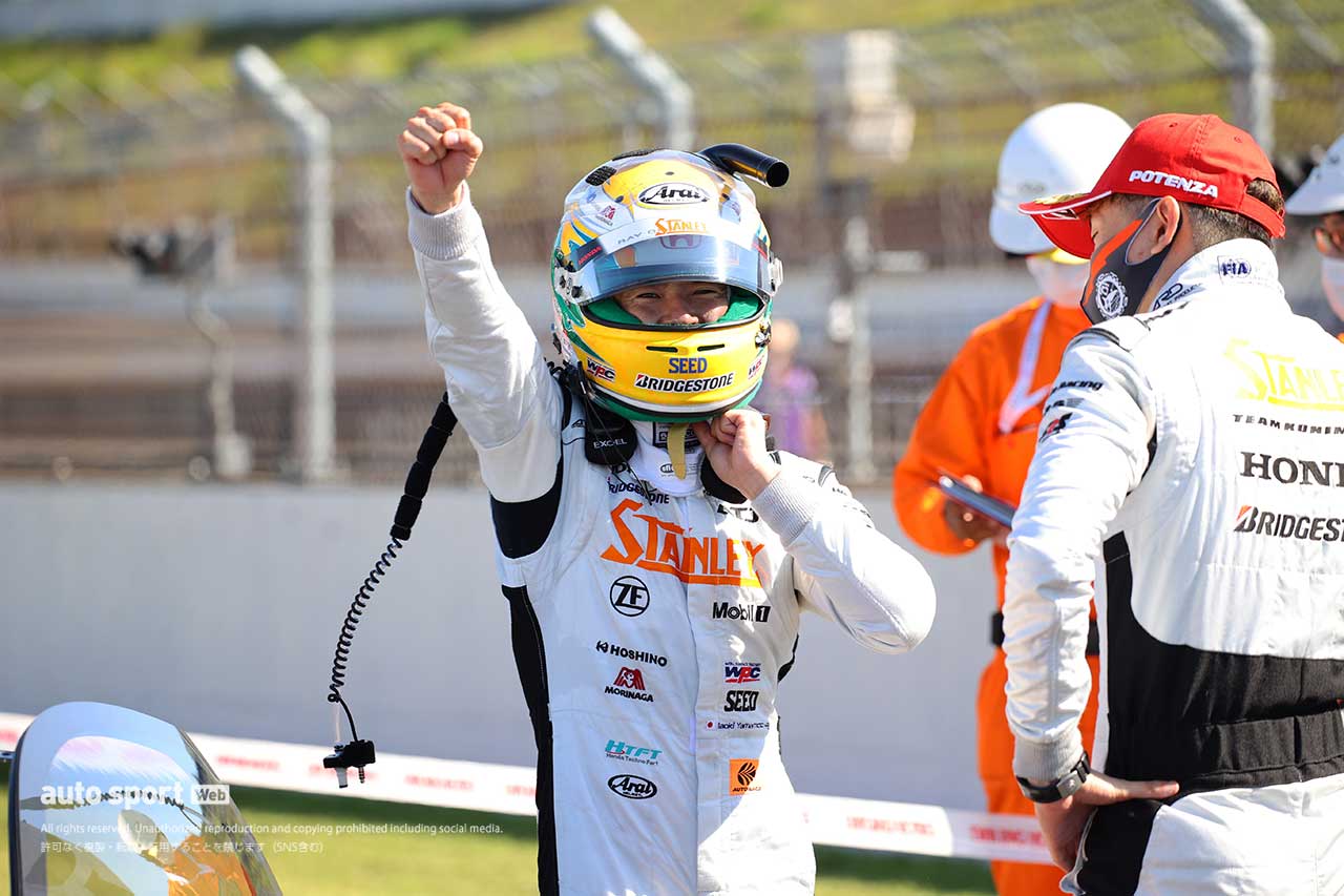 2021スーパーGT第4戦もてぎ　レース直後に喜びを見せる山本尚貴（STANLEY NSX-GT）