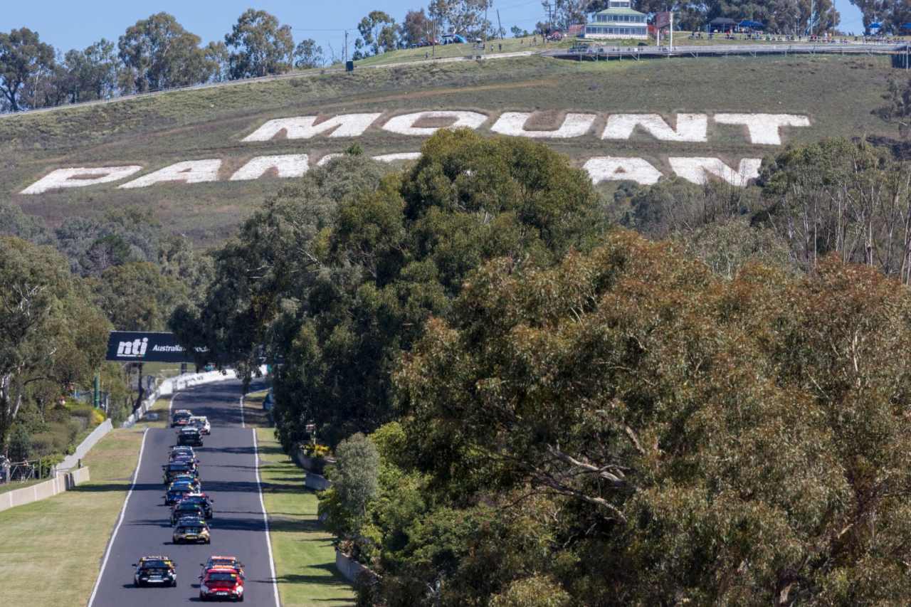 2021年は開幕戦として“バサースト400”も組み込まれていたマウントパノラマ。恒例の“グレートレース”もついに日程変更となってしまった