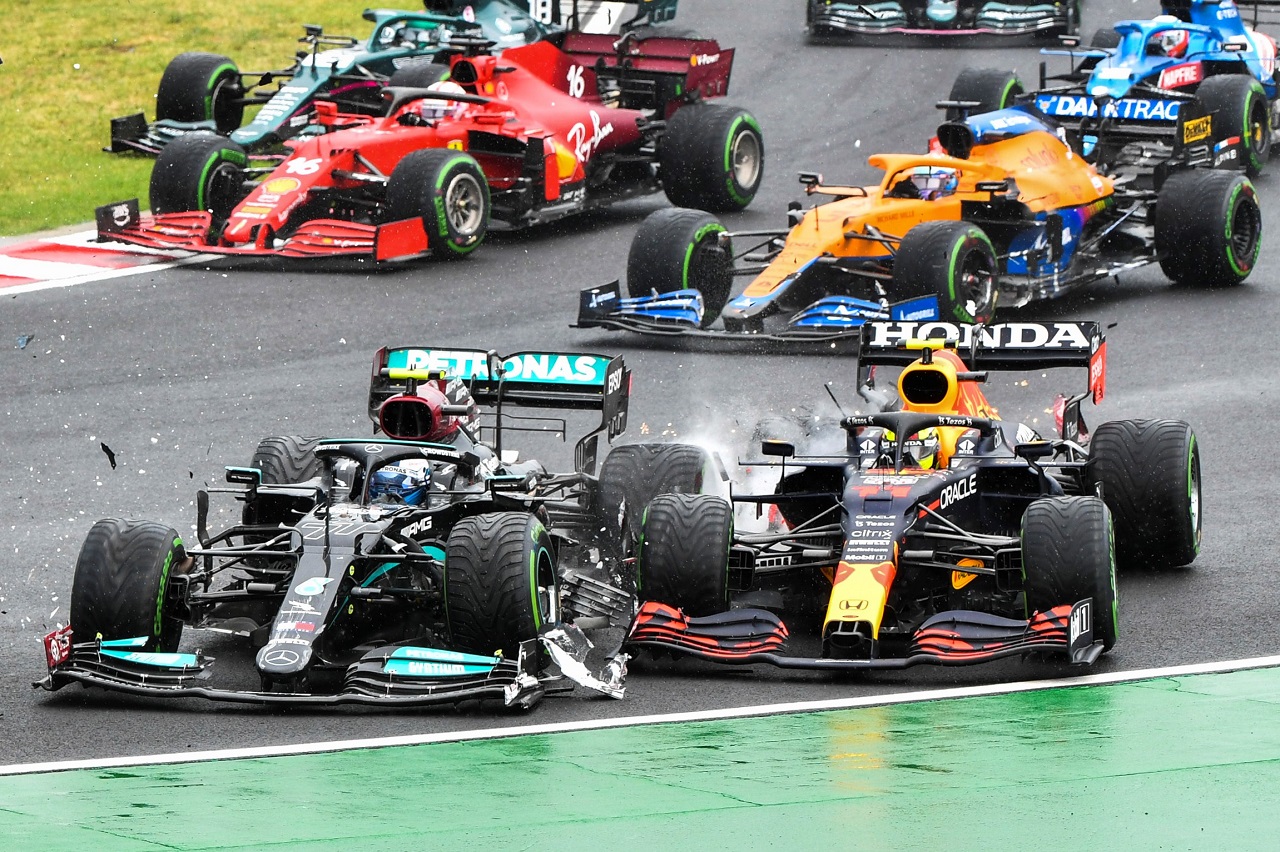 2021年F1第11戦ハンガリーGP　決勝スタート直後のセルジオ・ペレス（レッドブル・ホンダ）