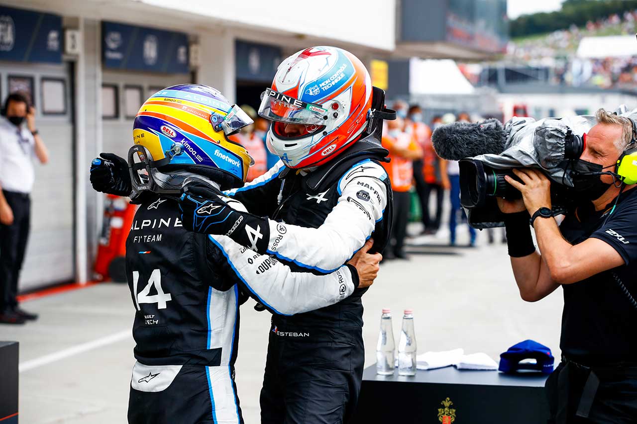 2021年F1第11戦ハンガリーGP　優勝したエステバン・オコンを祝福するフェルナンド・アロンソ（アルピーヌ）