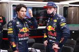 2021年F1第11戦ハンガリーGP　赤旗中に話すセルジオ・ペレスとマックス・フェルスタッペン（レッドブル・ホンダ）