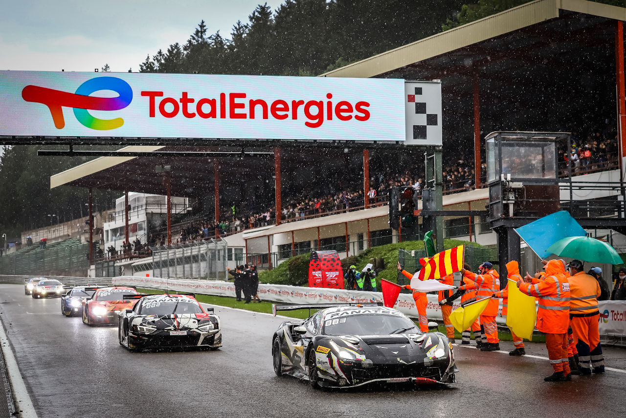 アイアン・リンクスの51号車フェラーリ488 GT3 Evo（前）と熾烈なトップ争いを繰り広げたアウディスポーツ・チームWRTの32号車アウディR8 LMS
