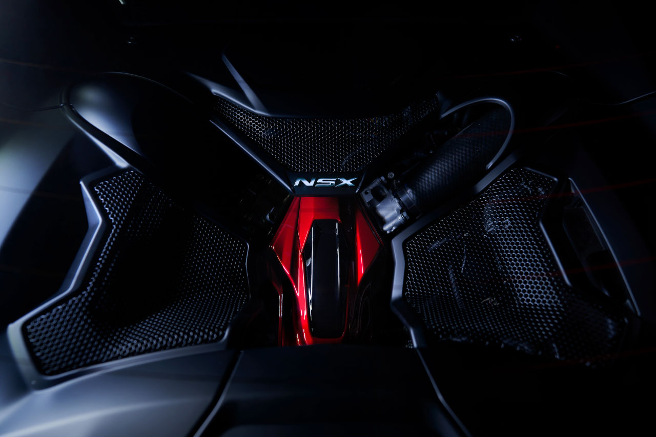 2016年8月に発表された2代目ホンダNSXには3モーターハイブリッドシステム“SPORT HYBRID SH-AWD”が採用された