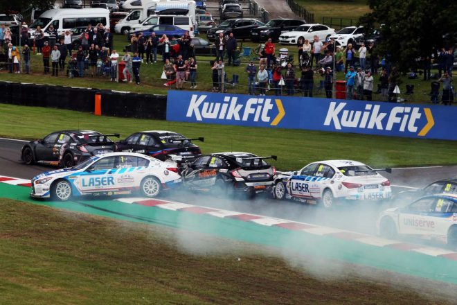 1度は首位浮上に成功したものの、赤旗再開後のリスタートでアクシデントに見舞われたアシュリー・サットン（インフィニティQ50BTCC／Laser Tools Racing）