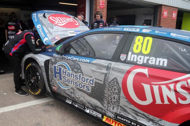 ランキング2位のトム・イングラム（ヒュンダイi30 Fastback N Perfomance）は、レース2でトップ10に入ったものの、レース3は雑草除去でピットへ。ファステストの1点加算に留まった