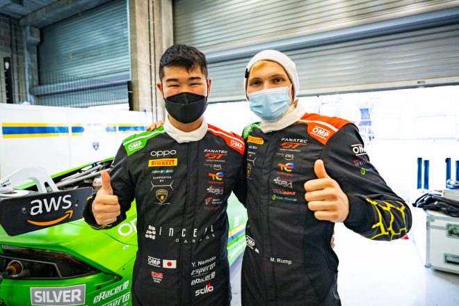 根本悠生（左）とチームメイトのマルティン・ランプ