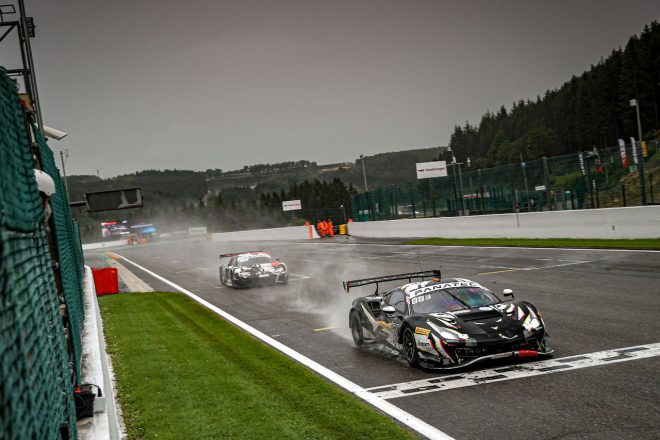 優勝を争った51号車フェラーリ488 GT3 Evo（アイアン・リンクス）と32号車アウディR8 LMS（アウディスポーツ・チームWRT）