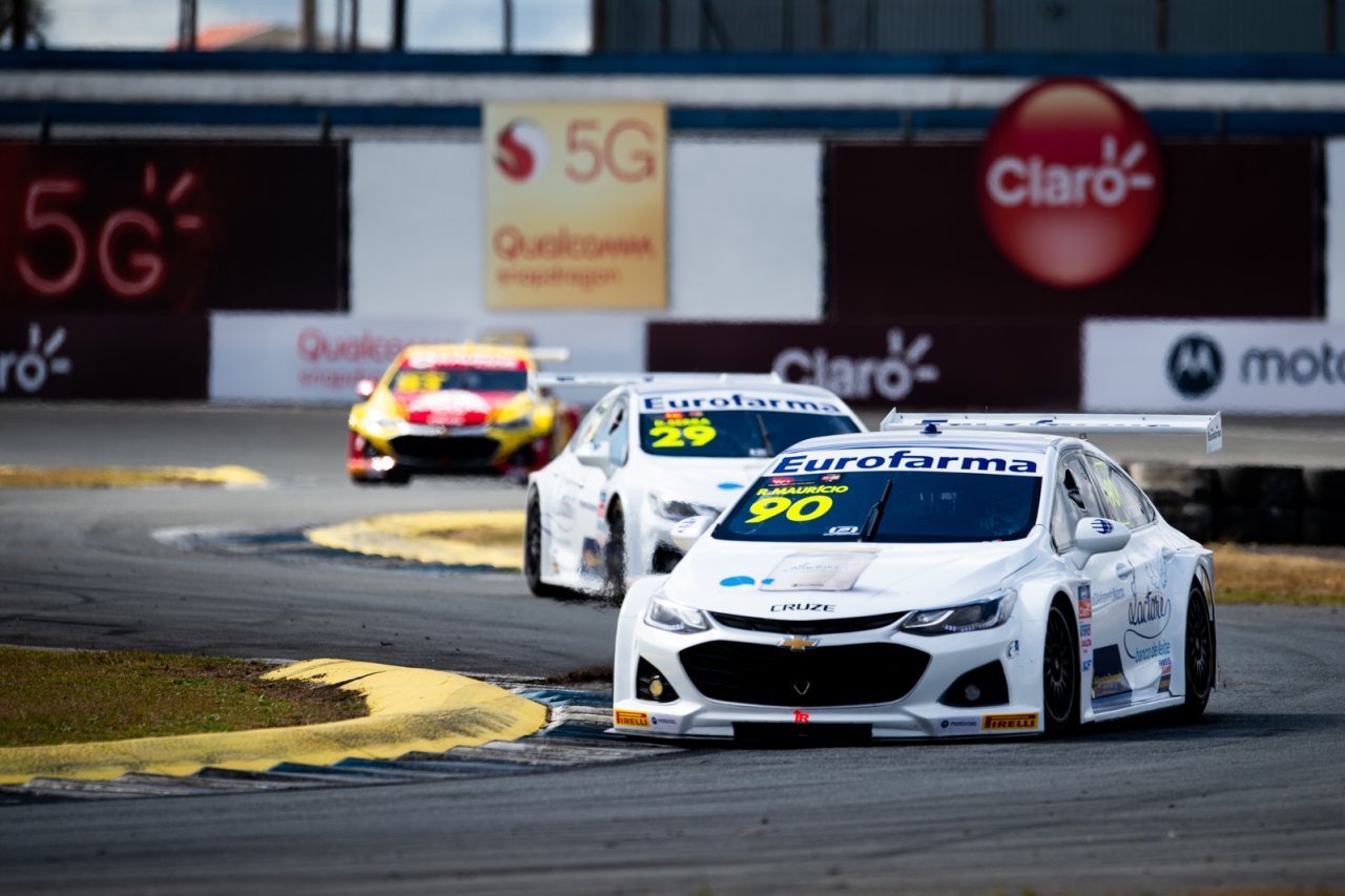 イエロー＆ブルーではなく、ホワイトの特別カラーで登場したEurofarma-RC（ユーロファーマRC）艦隊がレース1で1-2を達成