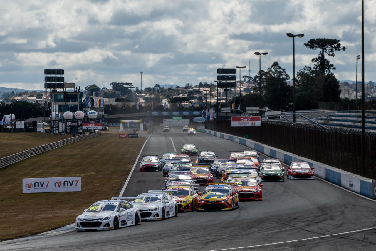 レース1スタートから主導権を握ったリカルド・マウリシオ（シボレー・クルーズ）が、僚友を従えてホールショットを奪う