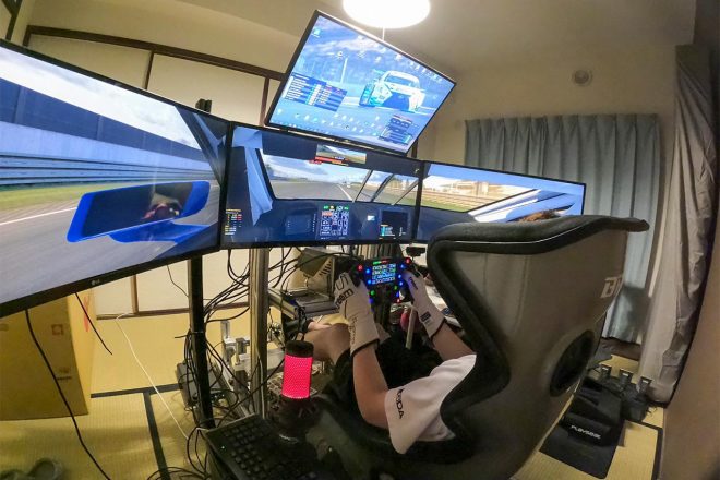 宮田莉朋宅のシミュレーター。モニターは3画面で、上部に1画面追加。和室が味がある。