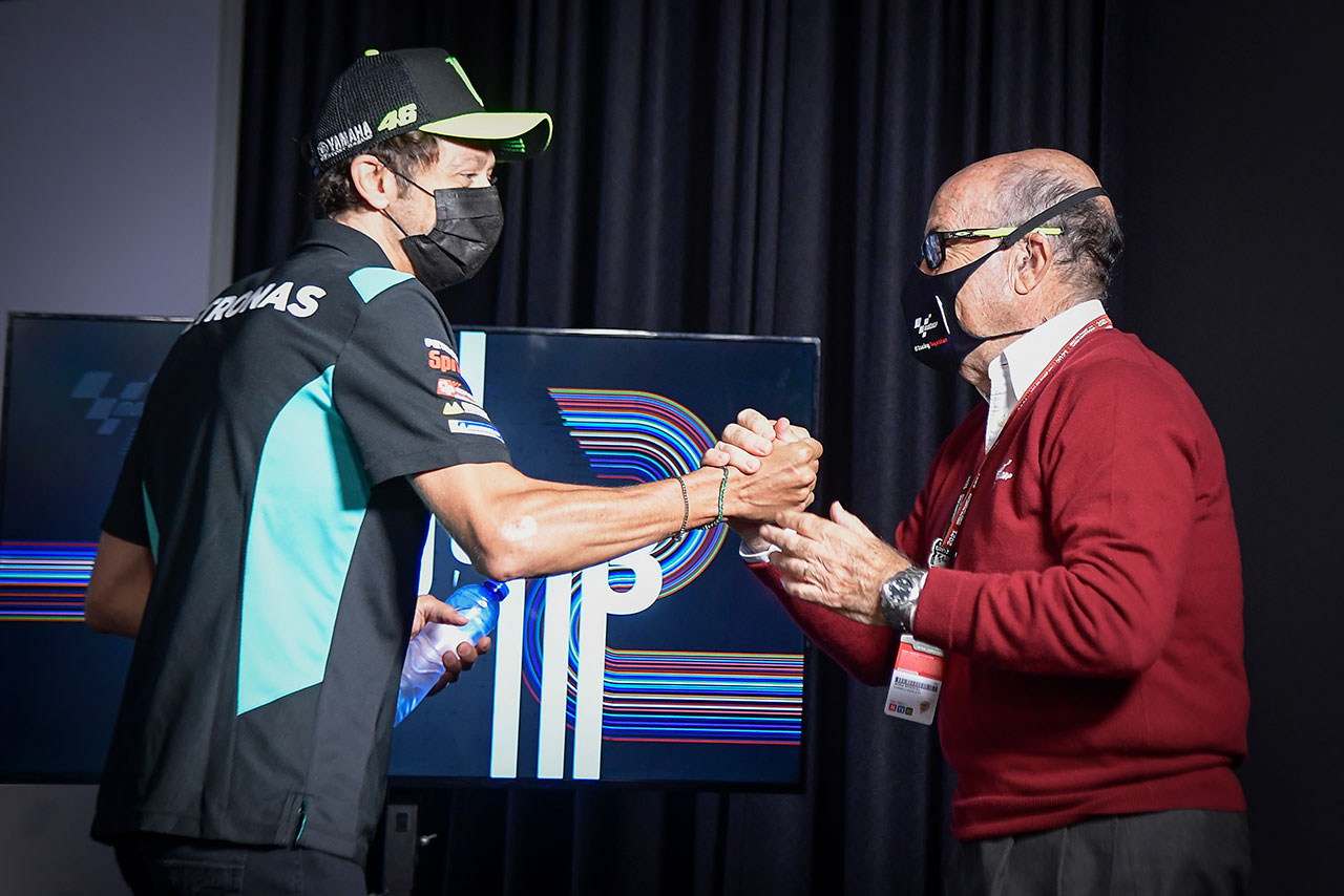 2021MotoGP：引退会見で握手するバレンティーノ・ロッシとドルナスポーツの最高経営責任者カルメロ・エスペレータ