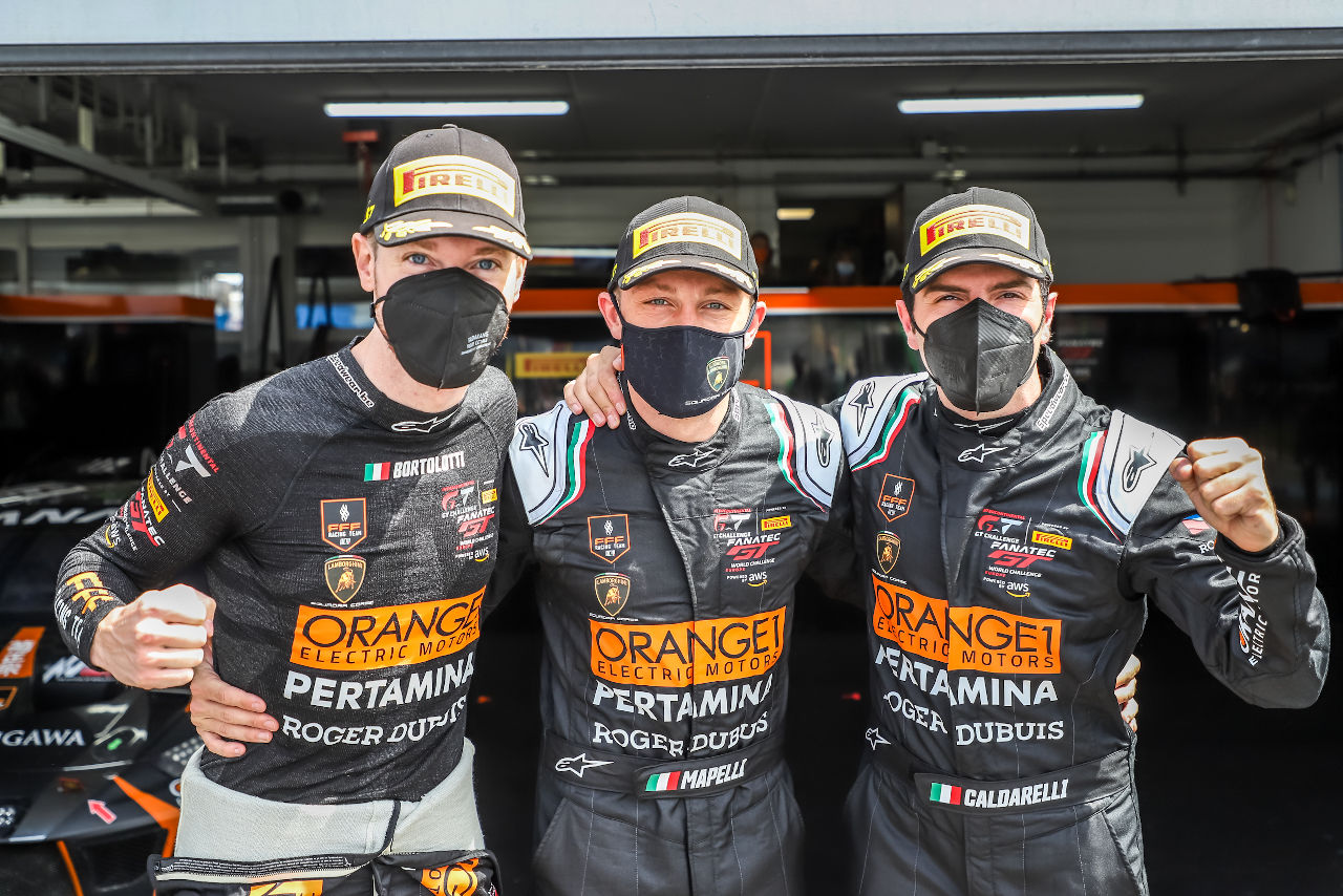 チーム代表兼ランボルギーニ・ワークスドライバーとして63号車ランボルギーニのステアリングを握るアンドレア・カルダレッリ（右）