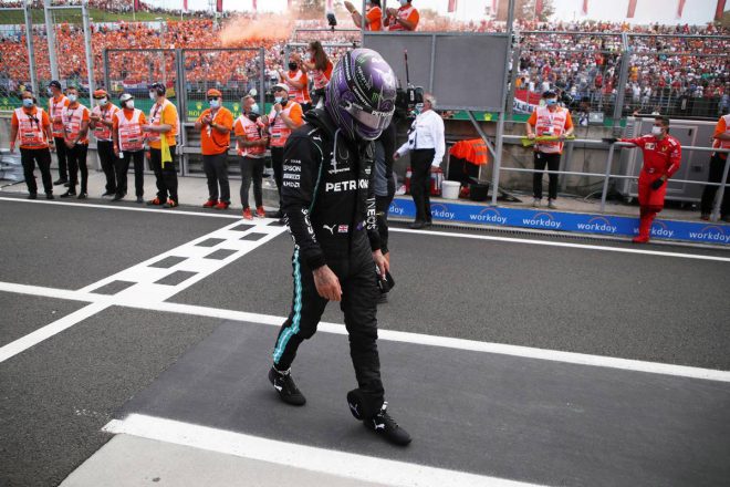 ハミルトンさんは表彰台には上がったものの、レース後には疲れを見せていましたね