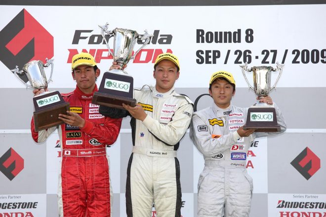 2009年FCJ第8ラウンドSUGO。優勝した蒲生尚弥さん。2位は中山雄一選手、3位は野尻智紀選手。