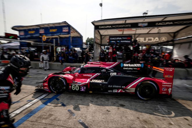 レース残り時間3分半で給油のためピットに入った60号車アキュラARX-05