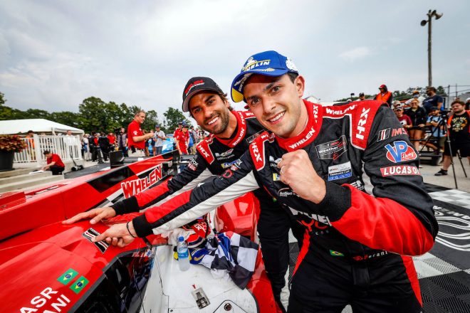 2勝目を意味する2枚目のステッカーをマシンに貼り付けるウィレン・エンジニアリング・レーシングのピポ・デラーニ（手前）とフェリペ・ナッセ
